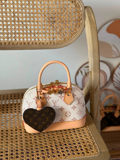 New Collection✨✨✨
LV
20cm
350 dhs✅
*MASTER QUALITY*
With box🎁

Zain167
♥️♥️♥️