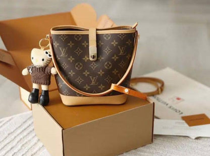LV

AVAILABLE 

COPY ONE BAGS 

COMPLETEL DOUBLE BOX ☑️ 
120 DHS🇦🇪🇦🇪🇦🇪

Zain169
♥️♥️♥️