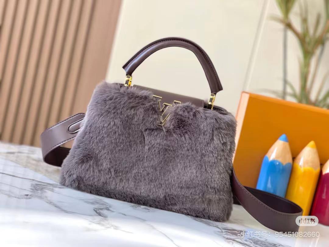 LV
Master
New. 

27cm. 380 dhs🪙🌨️
21cm. Is. 360 dhs🪙🌨️

With. Box.  
🎁🎁🎁

Zain131
♥️♥️♥️