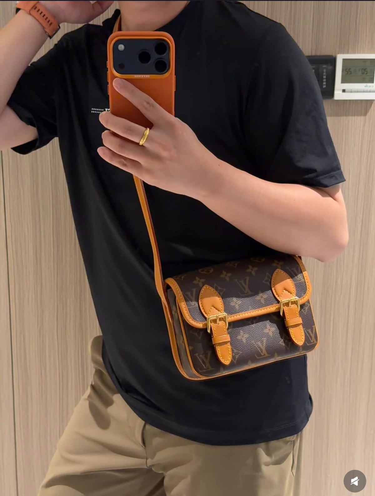 LV

NEW CAME 
HIGH QUALITY 

UNISEX WITH DOUBLE BOX

120 dhs🇦🇪🇦🇪
Zain39
♥️♥️♥️