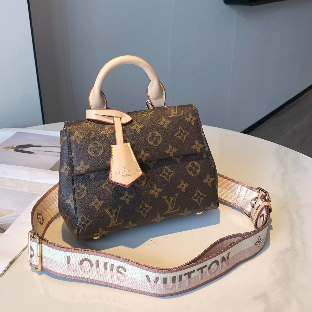 LV

Best quality 
with box
115 dhs🇦🇪🇦🇪

size 21CM

Zain290
♥️♥️♥️