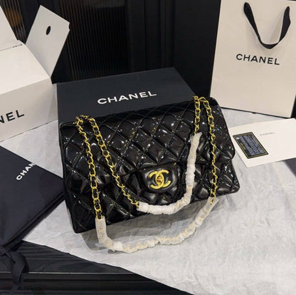 CHANEL 
NEW CAME GOOD QUALITY 
WITH BOX 
🎁🎁🎁

120 dhs👑
Size:25cm

Zain279
♥️♥️♥️
