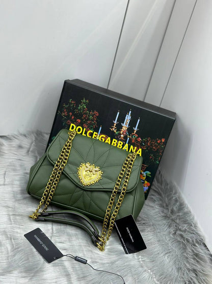 D&G 

90 dhs💓

with box
🎁🎁🎁

Zain90
♥️♥️♥️