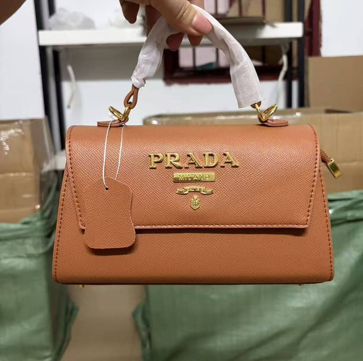 Prada
High quality
With box 
110 dhs🇦🇪🇦🇪

Zain136
♥️♥️♥️