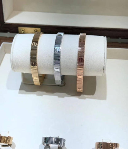 Cartier 🔥*
Bracelet ❣️
Super master quality 💯
With normal boxes 📦 
120 dhs🪙🌨️
With master box 🗃️ 
170 dhs🪙🌨️

Zain216
♥️♥️♥️