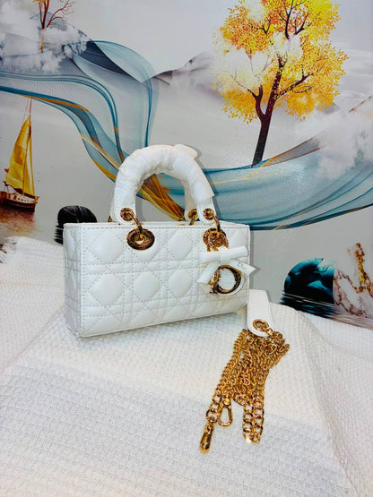Dior
Best quality 

with box
🎁🎁🎁

155 dhs✅
size 22CM

Zain290
♥️♥️♥️