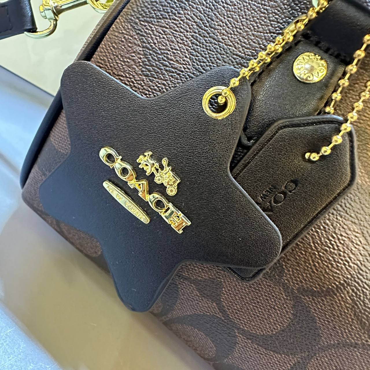 COACH 

NEW CAME GOOD QUALITY 
WITH BOX 
🎁🎁🎁

95 dhs🪙🌨️

Zain39
♥️♥️♥️