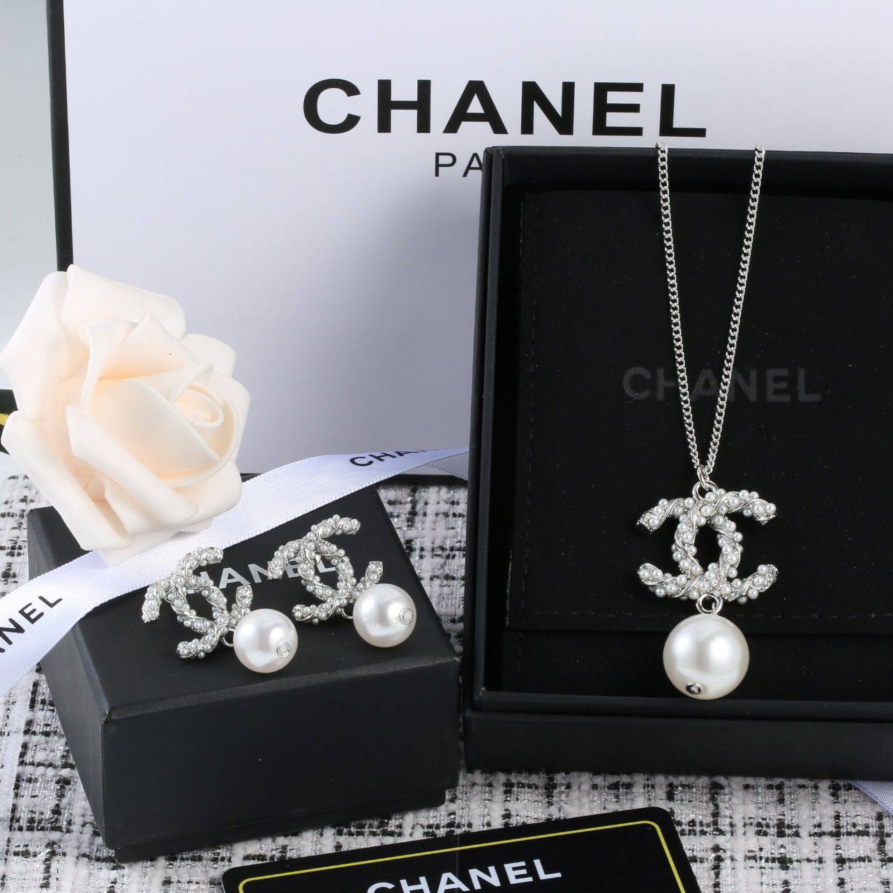 CHANEL SET* 💫
*NECKLACE* 🔅
*EARRINGS*

95 dhs💓
*WITH BOX AND PAPER BAG*
🎁🎁🎁
Zain89
♥️♥️♥️