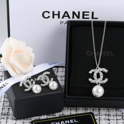 CHANEL SET* 💫
*NECKLACE* 🔅
*EARRINGS*

95 dhs💓
*WITH BOX AND PAPER BAG*
🎁🎁🎁
Zain89
♥️♥️♥️