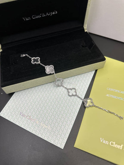 Plain VCA 
BRACELET✨💫
60 DHS💓 
WITH SMALL BOX AND PAPER BAG🎁🛍️

Zain89
♥️♥️♥️