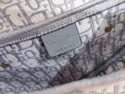 Bags
110 dhs✅

high quality 

With box
🎁🎁🎁

Zain26
♥️♥️♥️