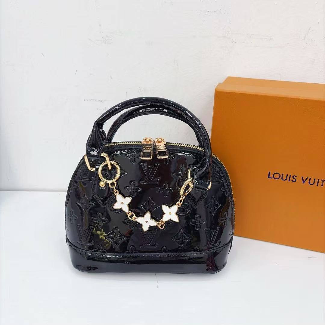 LV
Size  21×11×16.5cm
Withbox
95 dhs💛

Zain04
♥️♥️♥️