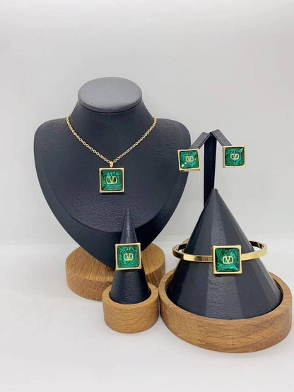 *Stainless steel SET 💯*
Necklace ❤️‍🩹
Earring 🍁
Breslat ❣️
Ring 💍 free size
With normal boxes 📦 
And paper bag 🛍️
45 dhs🪙🌨️

Zain216
♥️♥️♥️