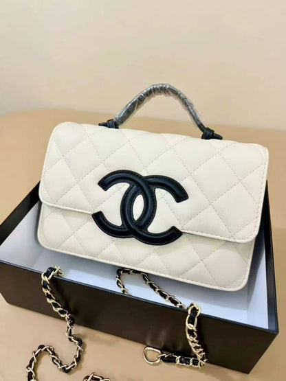 Chanel

SIZE 24cm
110 dhs🇦🇪🇦🇪

Zain200
♥️♥️♥️