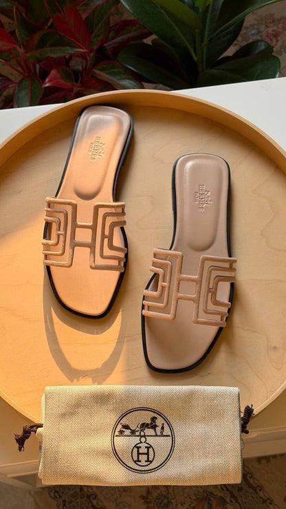 Hermes

Available

Master quality 
Size: 36 to 41 

430 dhs🇦🇪🇦🇪

Zain318
♥️♥️♥️