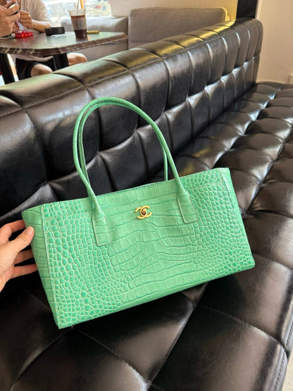 Re stock 

arrived Chanel 💕🙋🏻‍♀️

35cm🫶🏼🫶🏼 
350 dhs🇦🇪🇦🇪

Zain297
♥️♥️♥️