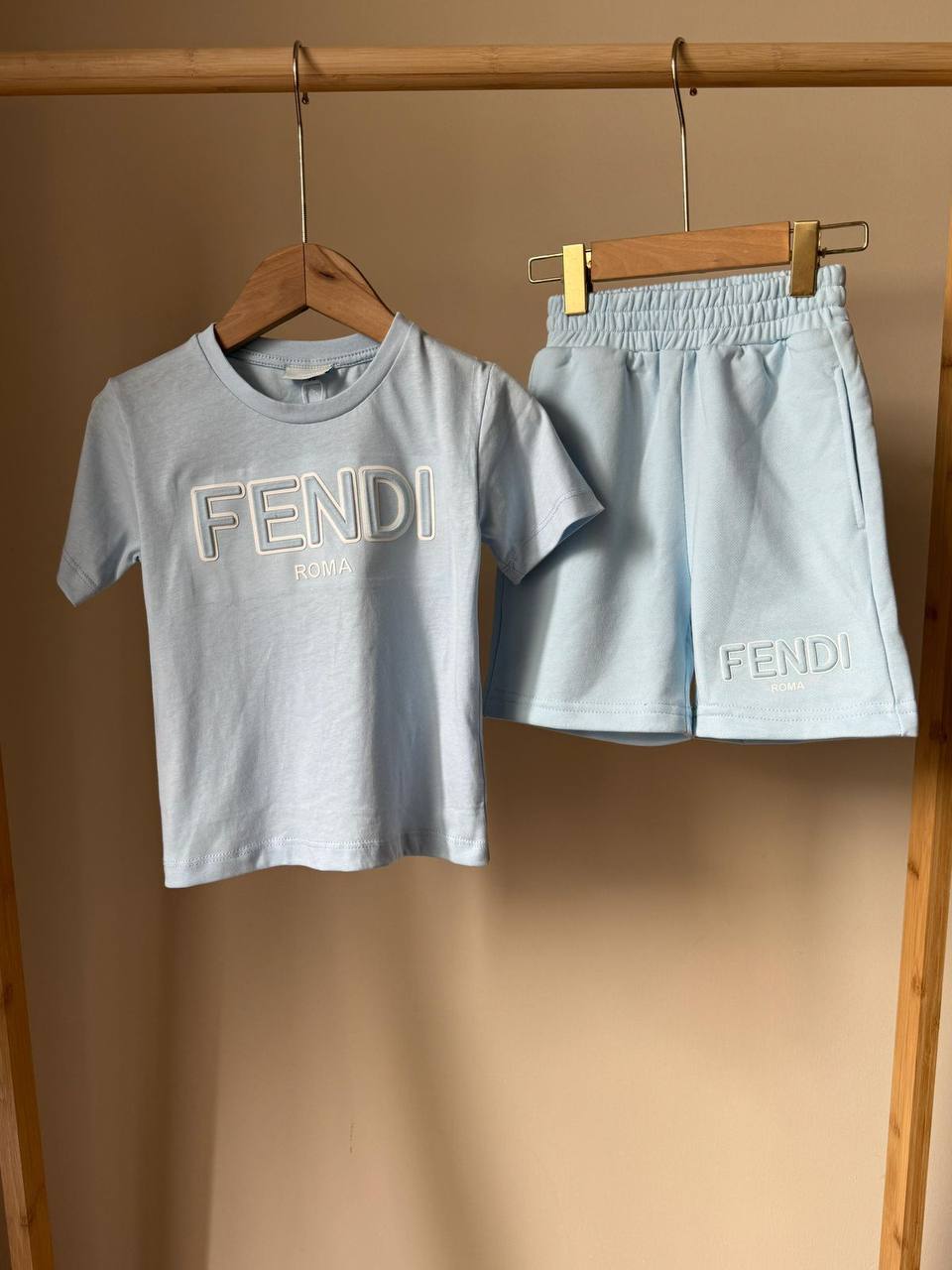 Fendi 
 Super master quality 😍
Size:. 2/12years old 
240 dhs✅

Zain261
♥️♥️♥️