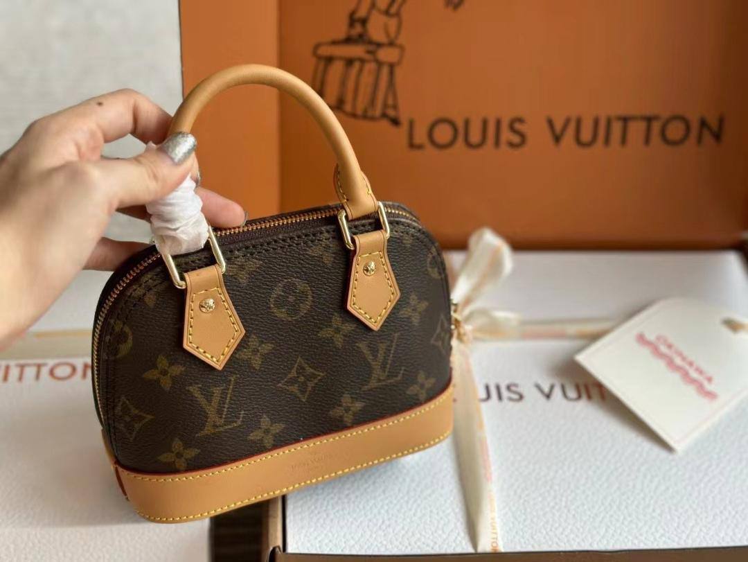 Lv

100 dhs🇦🇪🇦🇪

with box
size 20cm

Zain26
♥️♥️♥️