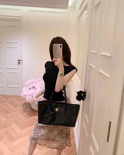 Chanel
High quality 

210 dhs

Zain39
♥️♥️♥️