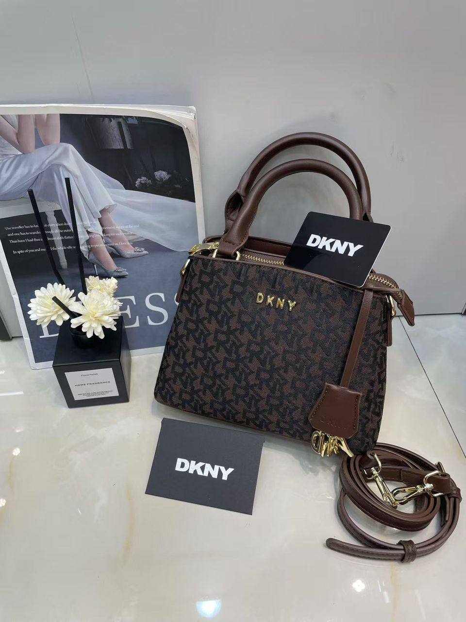 DKNY
100 dhs✅

size：22cm
Good-quality 

with box
🎁🎁🎁

Zain35
♥️♥️♥️