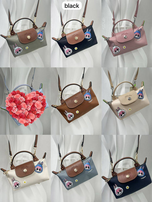 🎄Christmas gifts 🎊 
⛄️Labubu＋LongChamp 
1️⃣ First  Quality 
Size：20 * 10 * 5 cm
45 dhs🪙🌨️

Zain115
♥️♥️♥️