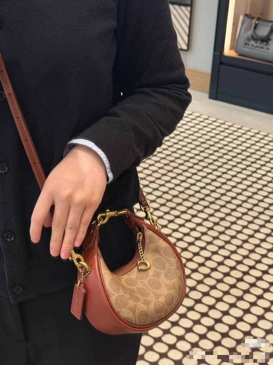 🍒 Coach Jonie

1️⃣ First quality +🎁

Size : 16.5 * 9 cm

80 dhs✅

with box
🎁🎁🎁

Zain115
♥️♥️♥️