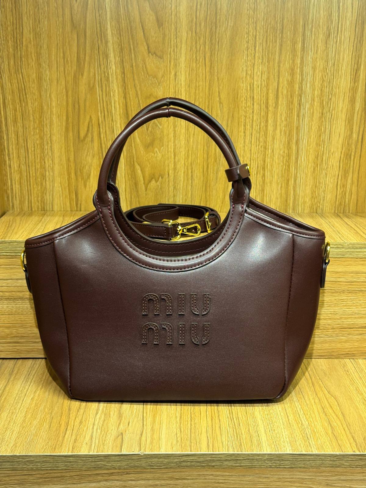 MIUMIU

Best quality
 without box


100 dhs🇦🇪🇦🇪

size 24CM

Zain290
♥️♥️♥️