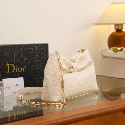 Dior
100 dhs✅
with box
Size:28*17*6

Zain07
♥️♥️♥️