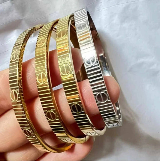 Cartier 🐦‍🔥*
Bangle ❤️‍🔥
Stainless steel 💯
With black boxes 📦 
*AED:10✅*
With normal boxes 📦 
And paper bag 🛍️
30 dhs🪙🌨️
With good boxes 🗃️ 
40 dhs🪙🌨️

Zain216
♥️♥️♥️