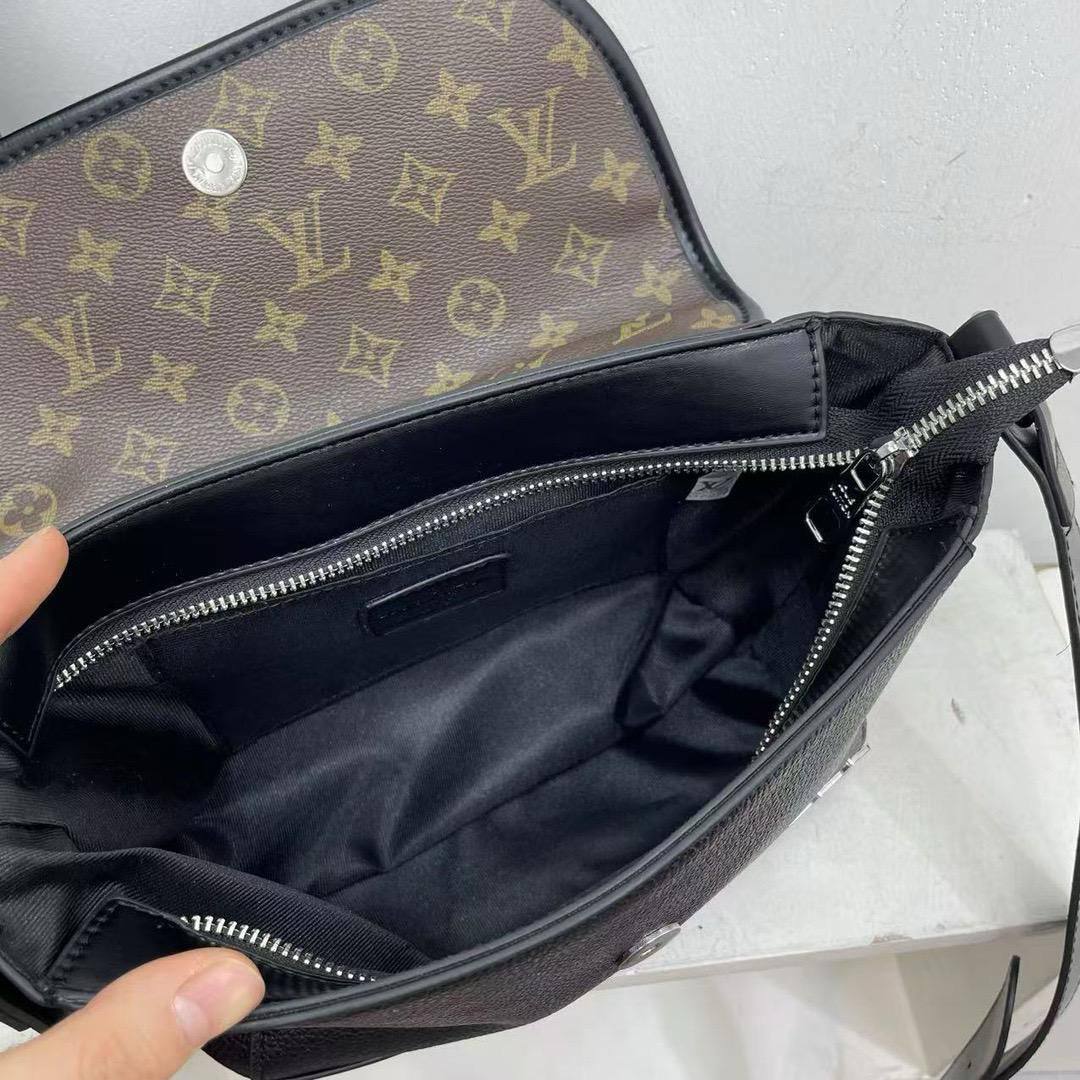 LV
28.5*18*10cm
75 dhs🪙🌨️

Zain17
♥️♥️♥️