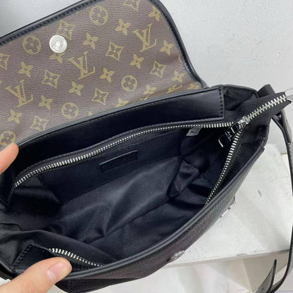 LV
28.5*18*10cm
75 dhs🪙🌨️

Zain17
♥️♥️♥️