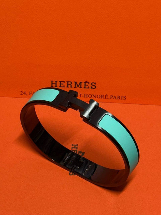 Hermes ❤️‍🔥*
Bangle ✨
Master quality 💯
Size 17,19,21
With normal boxes 📦 
55 dhs💓
With master box 🗃️ 
65 dhs💓

Zain216
♥️♥️♥️
