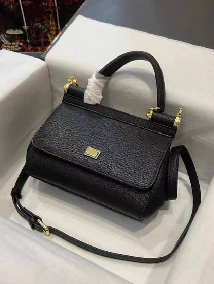 D&G 

100 dhs💓

with box
🎁🎁🎁

Zain90
♥️♥️♥️