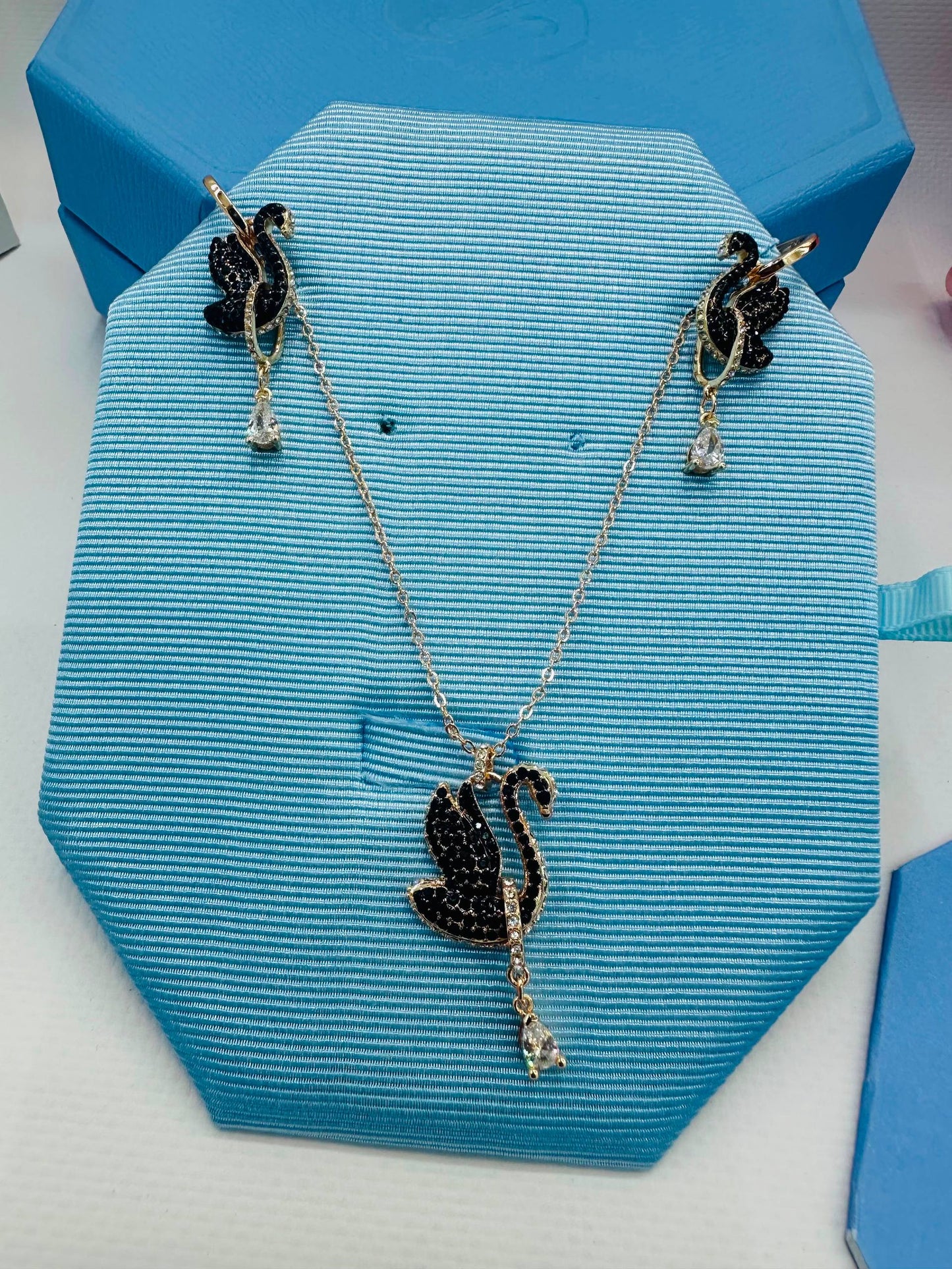 SWAROVSKI 
Necklace
Earring 🍁
Master quality 💯
With normal boxes 🗃️ 
120 dhs✅

With master box 📦 
160 dhs✅

Zain216
♥️♥️♥️