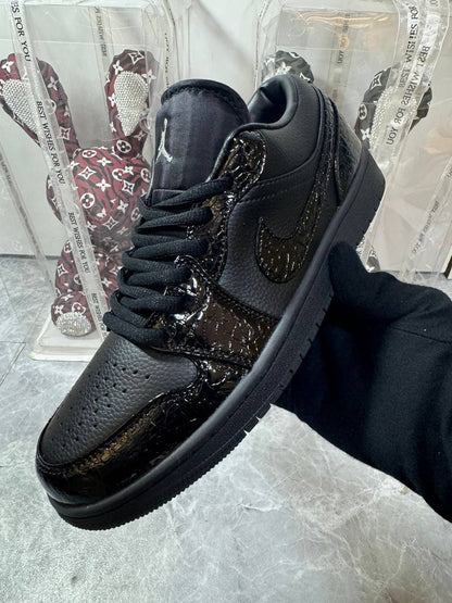 Air Jordan 1 Low "Black Croc"🖤🐊
36-46 AVAILABLE🤩
220 dhs✅

Zain242
♥️♥️♥️