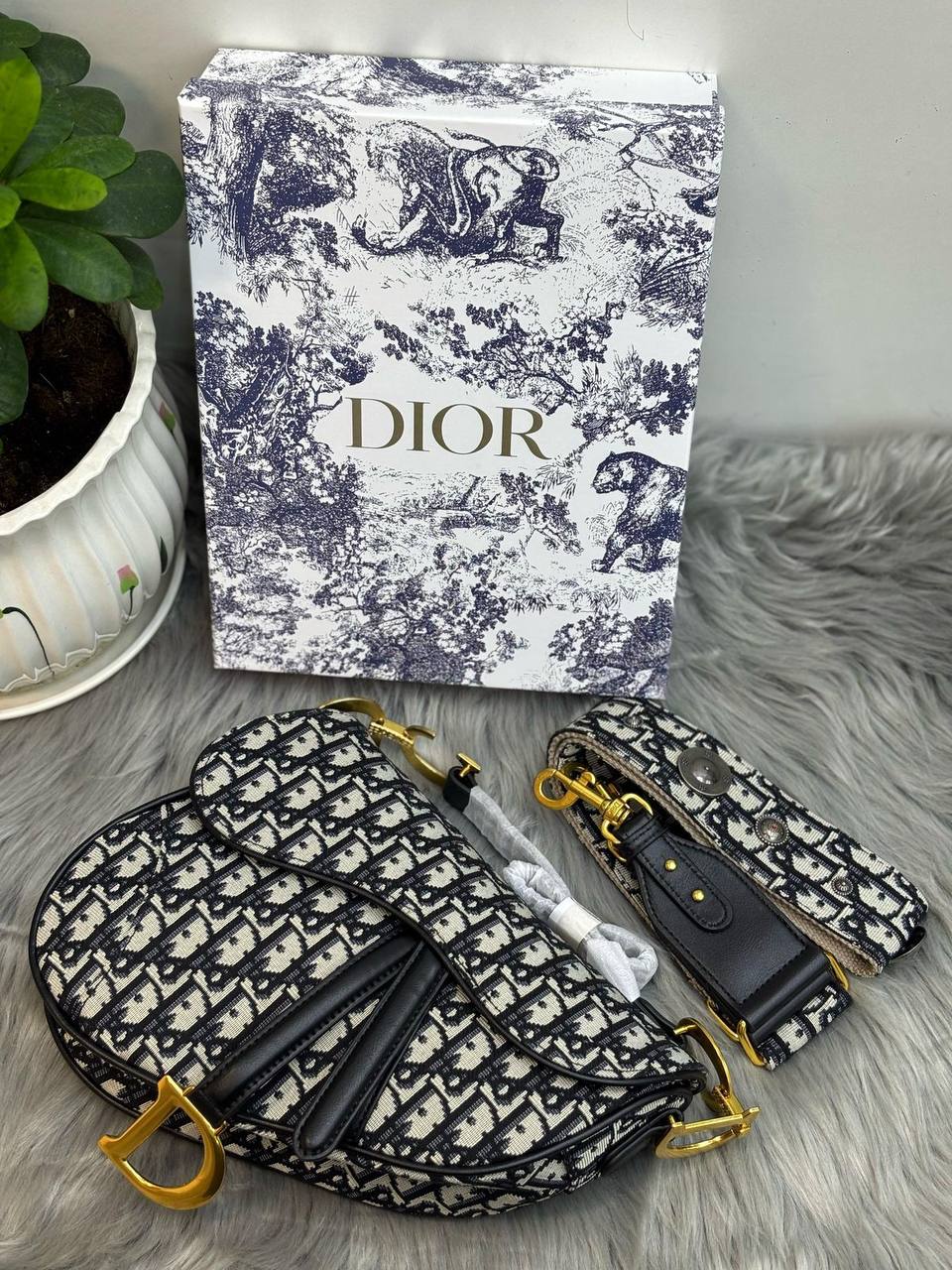 DIOR
SIZE  ………24CM 
115 dhs✅

with Box
🎁🎁🎁

Zain51
♥️♥️♥️