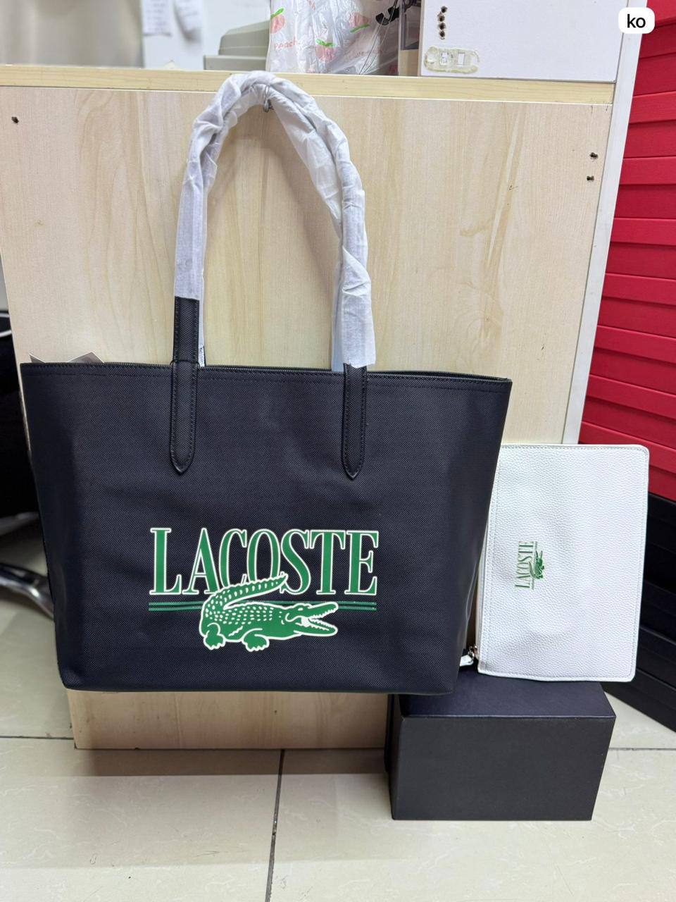 🌟 LACOSTE 🐊 2 in 1
✌🏻Double-sided usable bag
1⃣️First quality 
Size: 47 * 29 cm
85 dhs✅

Zain115
♥️♥️♥️