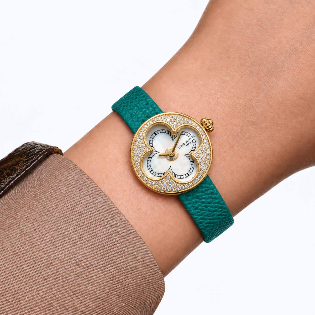 LV
watch for ladies 

with stone 
good quality 
( size 26mm)!

400 dhs🇦🇪🇦🇪

Zain59
♥️♥️♥️