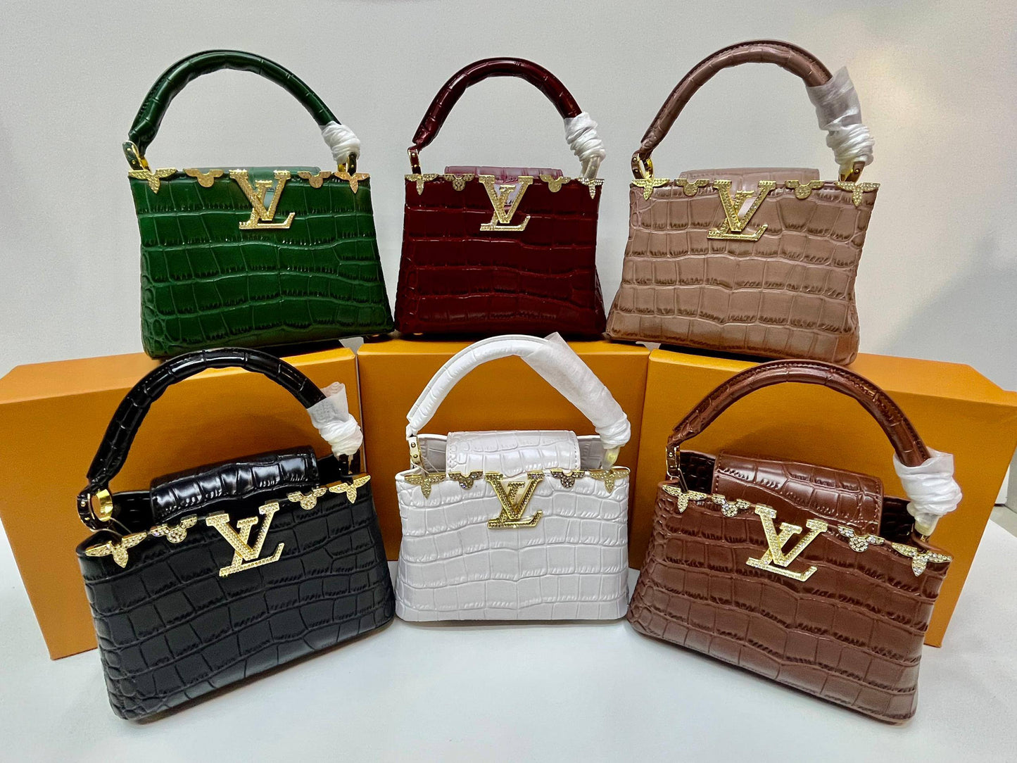 LV
110 dhs🌺

with box
🎁🎁🎁

size 20×7.5×14cm

Zain213
♥️♥️♥️