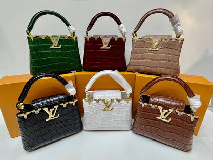 LV
110 dhs🌺

with box
🎁🎁🎁

size 20×7.5×14cm

Zain213
♥️♥️♥️