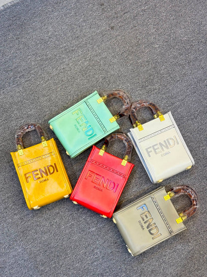Fendi

100 dhs
With box

Zain331
♥️♥️♥️