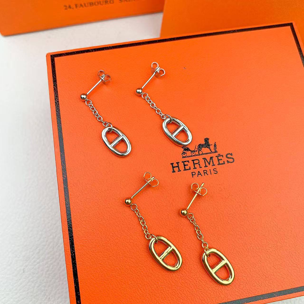 Hermes ❤️‍🔥*
Necklace ✨
Earring 💥
Master quality 💯
With normal boxes 🗃️ 
80 dhs✅
With master box 📦 
105 dhs✅

Zain216
♥️♥️♥️