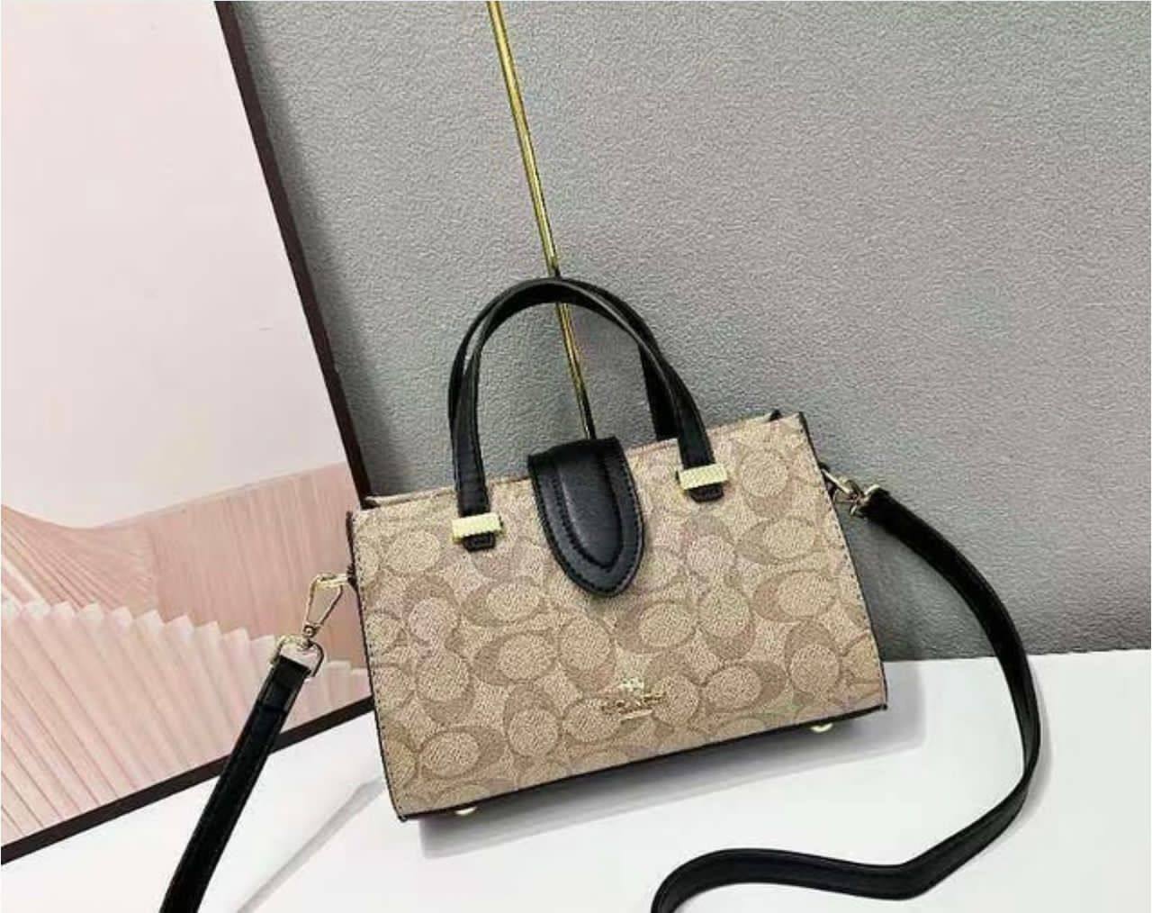 Coach - MK
95 dhs❣️
SIZE：22×9×14cm
good-quality 

with box
🎁🎁🎁

Zain35
Zain115
♥️♥️♥️