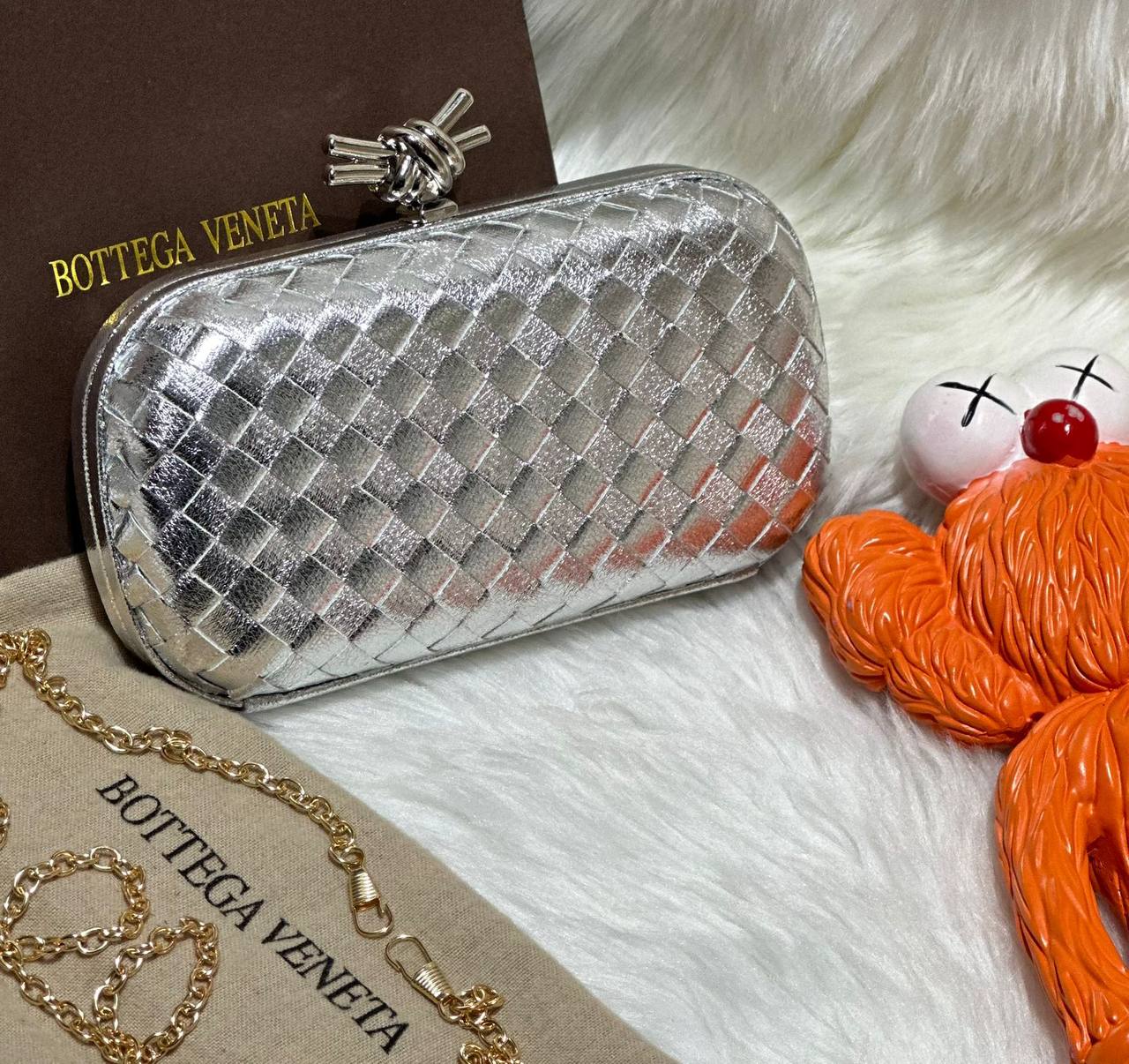 Bottega 
, good quality, 
with box, 
🎁🎁🎁

size... 21*11 cm 
110 dhs✅

Zain12
♥️♥️♥️