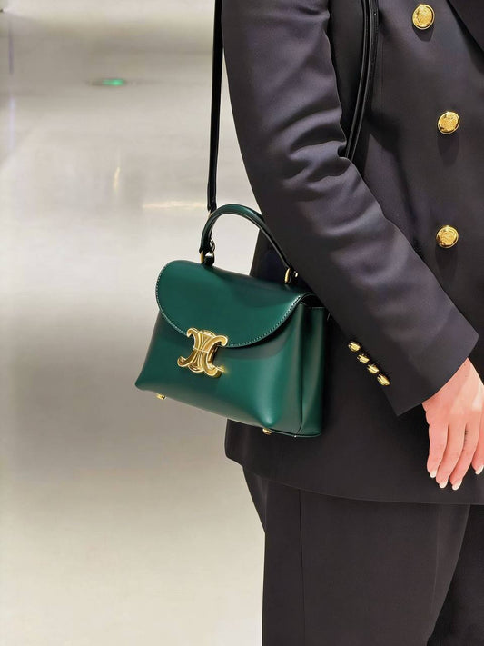 CELINE 
HIGH QUALITY 
WITH BOX 
🎁🎁🎁

125 dhs✅

Zain115
♥️♥️♥️
