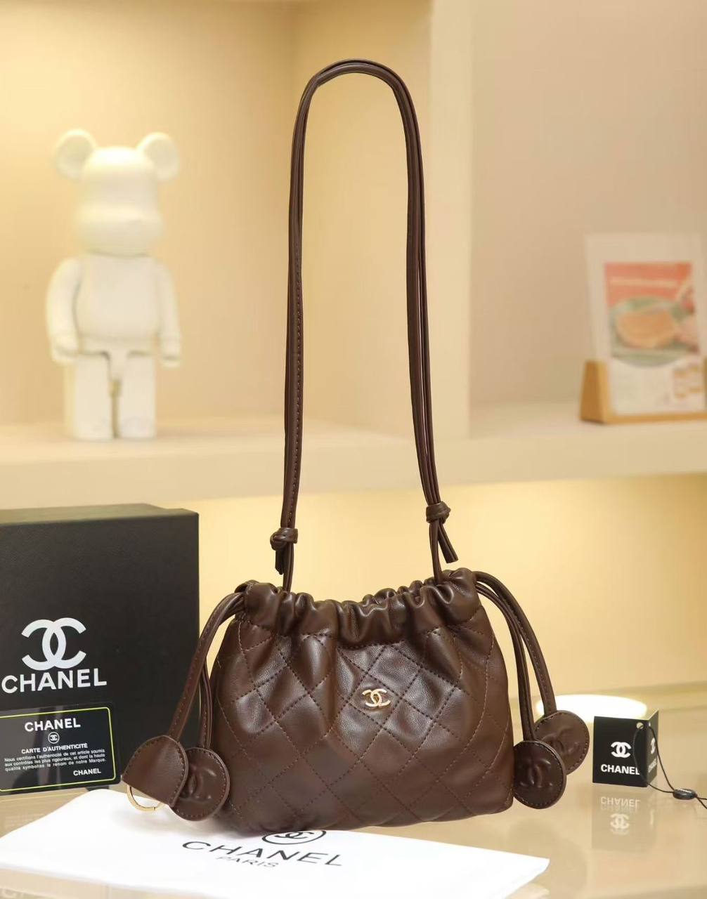 Chanel
❤️
95 dhs✅
Good  quality

Size：22cm
with  box
🎁🎁🎁

Zain74
♥️♥️♥️