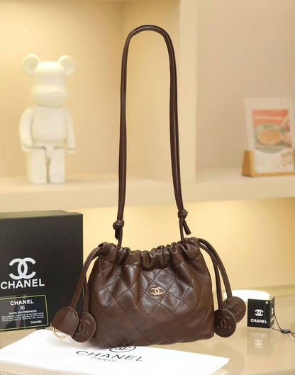 Chanel
❤️
95 dhs✅
Good  quality

Size：22cm
with  box
🎁🎁🎁

Zain74
♥️♥️♥️