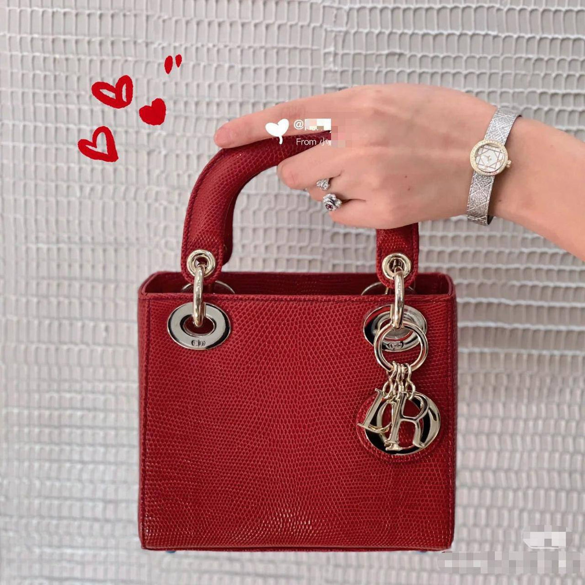 Lady Dior 

First quality +🎁

Size : 18 * 14 * 7 cm

95 dhs🇦🇪🇦🇪

with box 🎁

Zain115
♥️♥️♥️