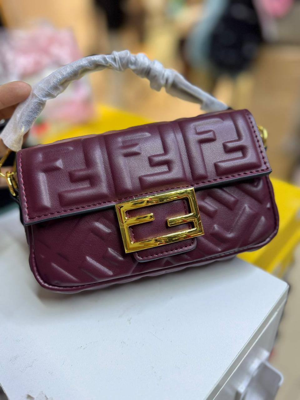 Fendi Small baguette
Size : 20 * 10 cm
85 dhs🪙💕
with box🎁

Zain115
♥️♥️♥️