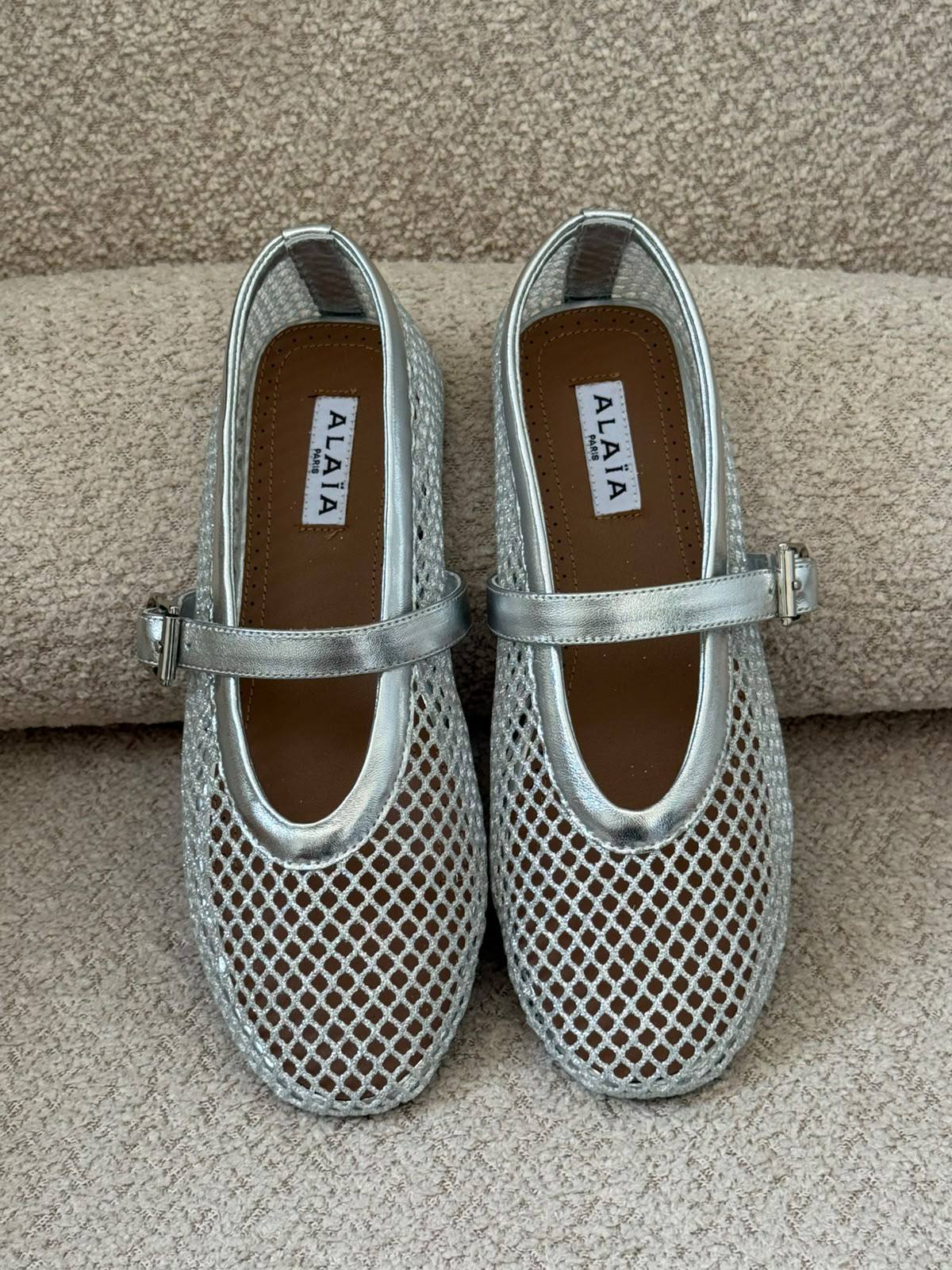 Alaia

𝐀𝐯𝐚𝐢𝐥𝐚𝐛𝐥𝐞 𝐍𝐨𝐰

𝐒𝐢𝐳𝐞𝐬: 𝟑𝟔 — 𝟒𝟏
430 dhs🇦🇪🇦🇪

Zain298
♥️♥️♥️